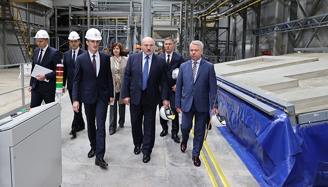 Александр Лукашенко во время посещения ОАО «МАПИД»
