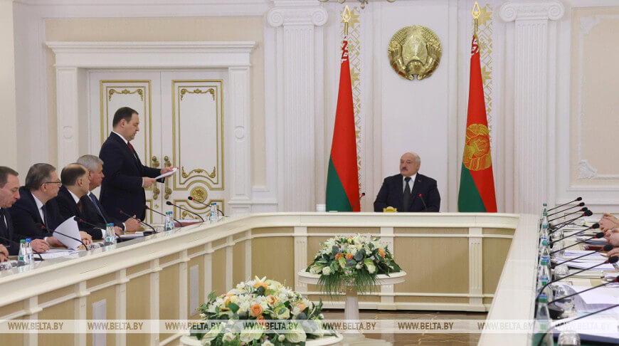 Роман Головченко во время совещания у Главы государства
