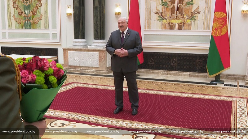 Президент Беларуси вручил государственные награды сотрудникам КГБ 