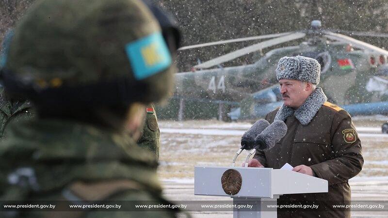 Александр Лукашенко встретился с белорусскими миротворцами на аэродроме Мачулищи 
