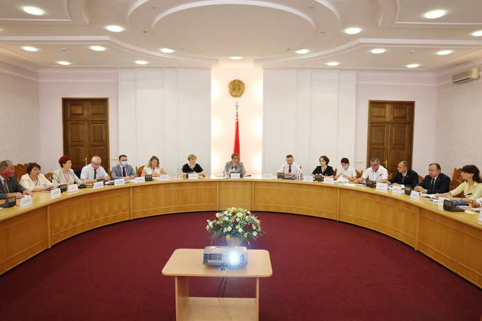 Во время заседания круглого стола Постоянной комиссии Палаты представителей по труду и социальным вопросам 