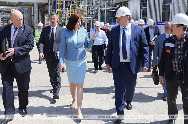 Наталья Кочанова во время посещения ОАО «Нафтан»